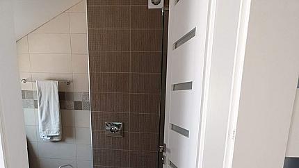 Панорамен апартамент с три спални и гараж в затворен комплекс, кв.Бистрица