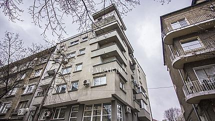 Модерен и слънчев апартамент с две спални и гараж до  Докторски паметник
