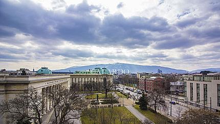 Уникален апартамент с четири спални и паркинг до Народната Библиотека, Докторски паметник
