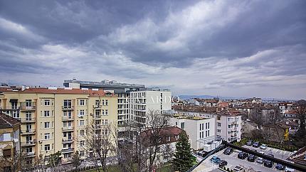 Уникален апартамент с четири спални и паркинг до Народната Библиотека, Докторски паметник