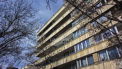 Уникален апартамент с четири спални и паркинг до Народната Библиотека, Докторски паметник