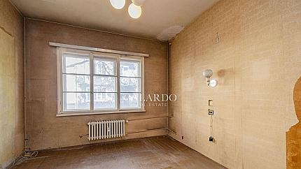 Apartment with potential in an ideal center