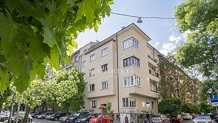 Apartment with potential in an ideal center