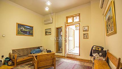 Просторен имот с три спални и тераса в Идеален Център