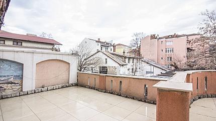 Просторен имот с три спални и тераса в Идеален Център