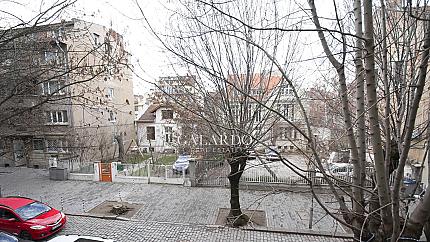 Просторен имот с три спални и тераса в Идеален Център