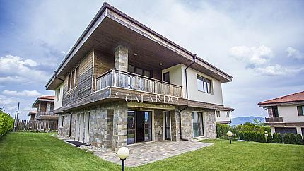 Къща за продажба  в затворен комплекс в кв.Бистрица