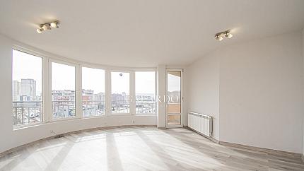 Spacious apartment next to the Metro station