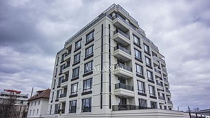 Просторен и слънчев тристаен  апартамент в кв.Дървеница