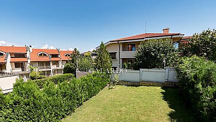 HOUSE WITH FOUR BEDROOMS IN A SUPPORTED COMPLEX WITH EXCELLENT LOCATION