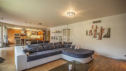 Просторен, луксозен, тристаен апартамент в затворен комплекс в Кръстова вада