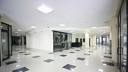New office in a business center, next to main boulevard