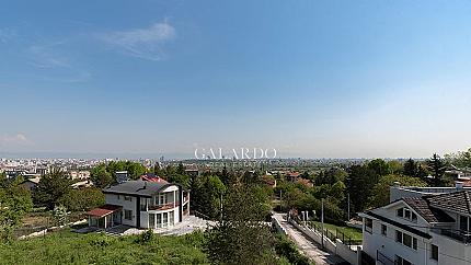 Къща с поддържан двор и красива панорама