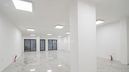 Office with showcase and individual entrance