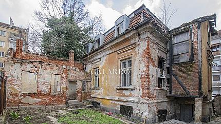 Красива стара къща, разположена в идеалния център на София