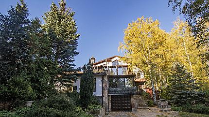 A spacious house with a magnificent yard in Dragalevtsi