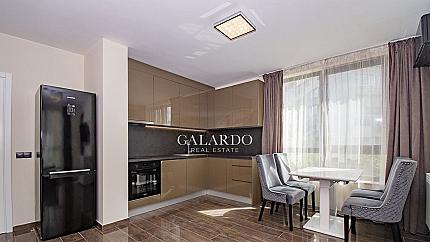 Луксозен, обзаведен четиристаен апартамент под наем в  Изток