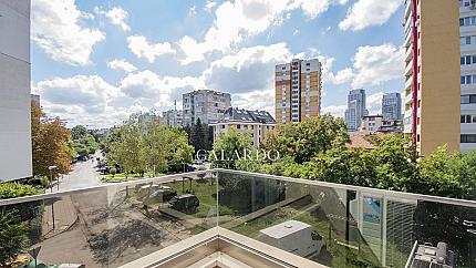 Луксозен, обзаведен четиристаен апартамент под наем в  Изток