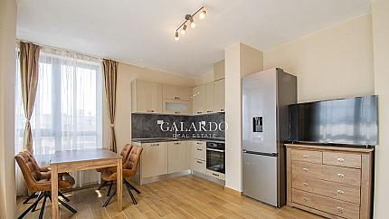 Панорамен и слънчев тристаен апартамент под наем в  Изток