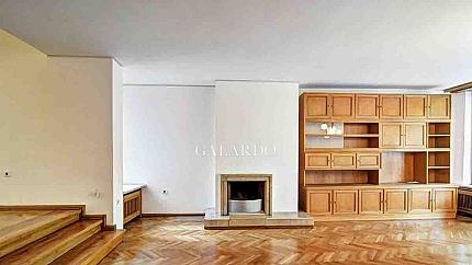 Excellent three bedroom apartment and garage next to the Doctor's Garden
