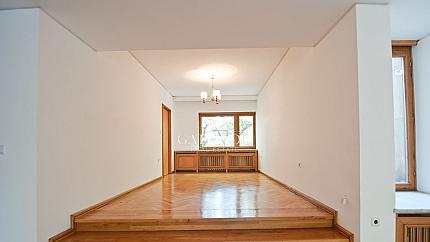 Excellent three bedroom apartment and garage next to the Doctor's Garden