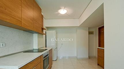 Excellent three bedroom apartment and garage next to the Doctor's Garden