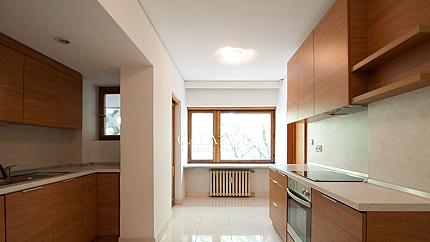 Excellent three bedroom apartment and garage next to the Doctor's Garden