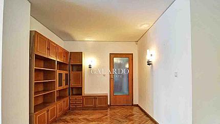 Excellent three bedroom apartment and garage next to the Doctor's Garden