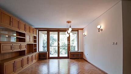 Excellent three bedroom apartment and garage next to the Doctor's Garden