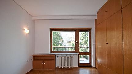 Excellent three bedroom apartment and garage next to the Doctor's Garden