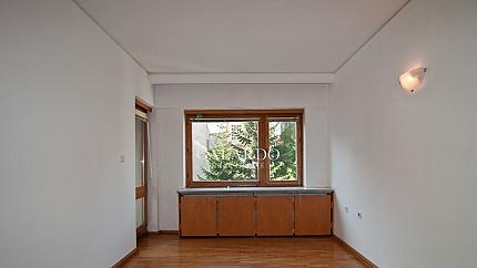Excellent three bedroom apartment and garage next to the Doctor's Garden