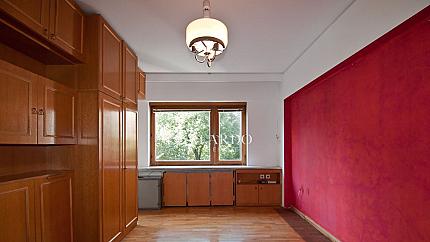 Excellent three bedroom apartment and garage next to the Doctor's Garden