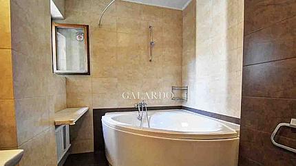 Excellent three bedroom apartment and garage next to the Doctor's Garden