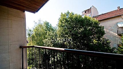 Excellent three bedroom apartment and garage next to the Doctor's Garden