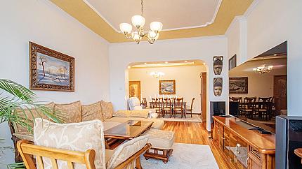 Тристаен  апартамент под наем в топ център