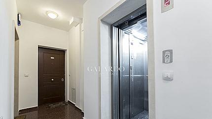 Cozy one-bedroom apartment on Gladstone Str.