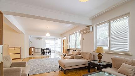 Просторен апартамент с три спални и кабинет на ул.Асен Златаров, Докторска градина