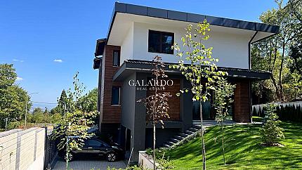 Нова самостоятелна къща с двор в Бояна