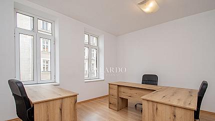 Office in the ideal center