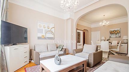 Чудесен апартамент с високи тавани на Попа