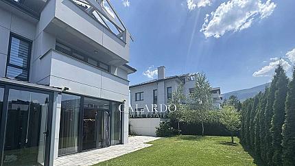 Функционална еднофамилна къща с двор в затворен комплекс в кв. Драгалевци