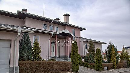 Луксозна къща с басейн в подножието на Витоша