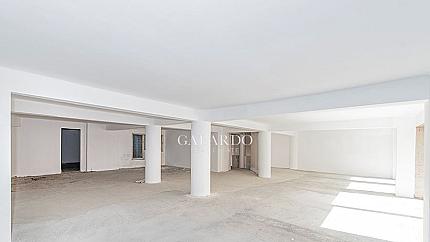 SPACIOUS SHOP IN THE CENTER