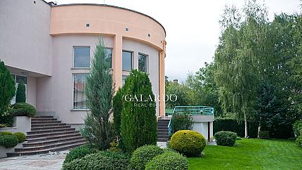 Просторна къща в полите на Витоша