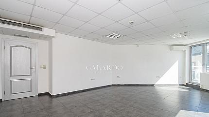 Светъл офис до х-л "Маринела"