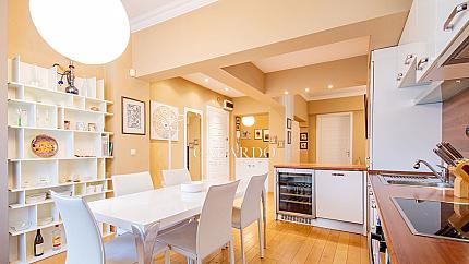 Two-bedroom apartment close to "Oborishte" street
