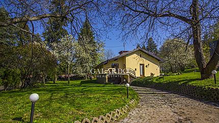 Cozy house with a large yard and a prestigious location on Sequoia Street in Boyana
