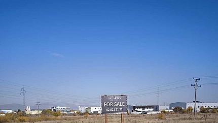 A plot of land with potential facing the ring road, Kazichene district