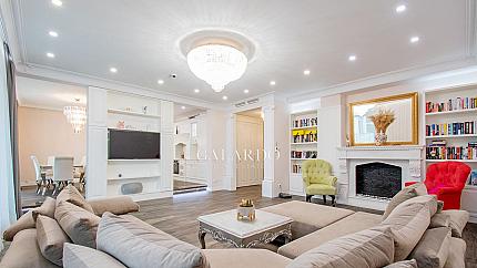 Exceptional spacious 3 bedroom property in a prestigious complex