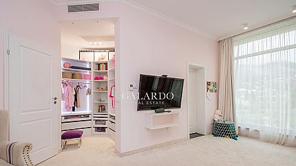 Exceptional spacious 3 bedroom property in a prestigious complex